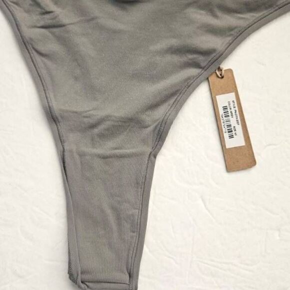 SKIMS V CUT PANTY NWT - Picture 3 of 8